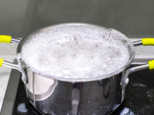 O segredo dos chefs para evitar que a água de fervura transborde da panela ao cozinhar o arroz