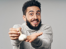 É o fim do bafo de alho! Estudo descobre alimento que neutraliza mau hálito