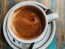 O que significa a espuma no café expresso? Crema bonita não é sinônimo de café bom