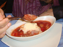 Sopa de morangos, manjericão e tomilho com sorvete de creme