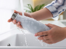 É assim que lava garrafa de água do jeito certo para evitar mofo