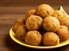 Nunca mais joguei as sobras de arroz fora: aprendi com uma chef famosa a fazer este bolinho e ele virou meu lanche favorito