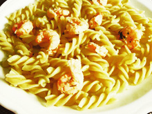 Macarrão ao molho pesto com camarões