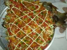 Peixe assado com vinagrete e requeijão