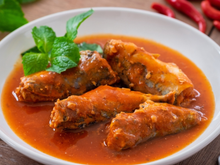 O prato não parece bonito, mas o sabor é de outro mundo: receita de sardinha assada com molho de tomate que minha avó portuguesa adora preparar