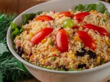 Arroz natalino é o acompanhamento da ceia para os atrasados de plantão, feito com ingredientes que todo mundo tem em casa