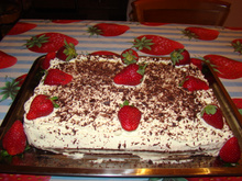 Bolo de chocolate com recheio de flocos e creme com morangos