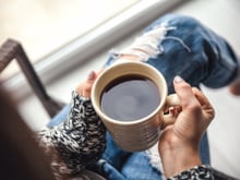 Os 10 países que mais consomem café no mundo em 2025, sendo o número 1 aquele que consome em média mais de 5 xícaras por dia