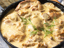 Nem strogonoff, nem fricassê: isca de frango ao molho de mostarda é a receita que vai surpreender sua família no almoço