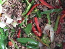 Carne moída com pimentões
