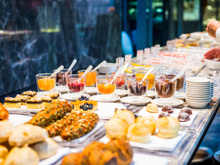 O truque dos hotéis para te fazer comer menos no café da manhã, segundo especialista em comportamento do consumidor