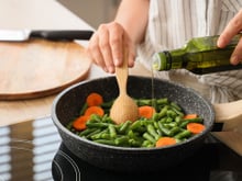 Se você ainda usa esse tipo de colher para fazer comida em casa, está prejudicando a sua saúde sem saber: as dicas de um neurocientista para escolher utensílios mais seguros na cozinha