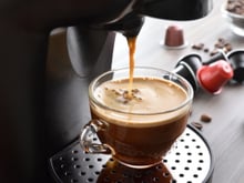 Se uma xícara de café nunca é suficiente, essa cafeteira Dolce Gusto com 43% de desconto merece sua atenção