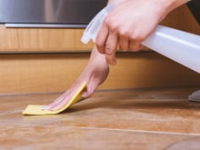 Mistura para limpar piso encardido de cozinha: use esses ingredientes caseiros para deixar o chão brilhando