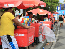 Já anota no orçamento de Carnaval: esses são os preços das cervejas nos blocos do Rio e São Paulo