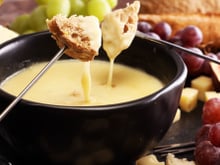 Fondue de queijo fácil e delicioso