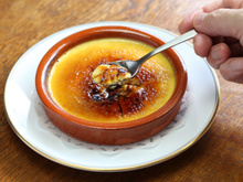 Uma sobremesa pra lá de especial: como fazer crema catalana, a versão espanhola do creme brûlée