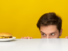 Segundo a psicologia, é por isso que você come mesmo sem fome