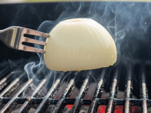 Pouca gente sabe: qual a utilidade de passar meia cebola na grelha quente?