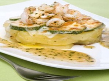 Batatas em salsa verde ao queijo e camarões