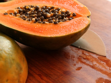 Mamão além da prisão de ventre: descubra outros benefícios da fruta para a sua saúde