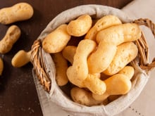 Esse biscoitinho de polvilho caseiro fica crocante, sequinho e muito melhor que o de pacote: aprenda a receita do TudoGostoso!