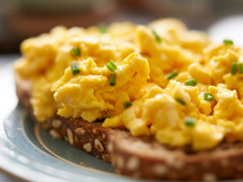 Seus ovos mexidos nunca mais serão os mesmos: TudoGostoso revela o ingrediente que substitui o leite e deixa a receita muito mais cremosa