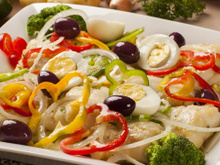 Salada de bacalhau fria tradicional portuguesa com ovo e azeitona