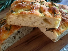 Como fazer focaccia? Essa receita com truques garante o resultado perfeito e nem precisa sovar