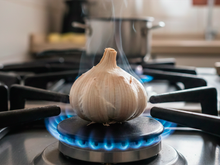 Colocar um dente de alho na boca do fogão: para que serve essa dica e como fazer em casa do jeito certo