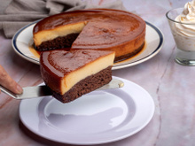 Como fazer um chocoflan: aprenda a preparar a sobremesa que é pudim e bolo de chocolate ao mesmo tempo