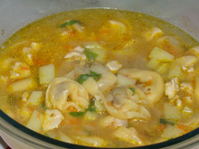 Sopa de agnolini (capeletti)