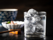 Já ouviu falar em shochu? Conheça a popular bebida japonesa que está ganhando fama no Brasil 