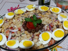 Salada de bacalhau com grão-de-bico e azeitona preta