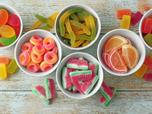 É por isso que sua língua dói depois de comer um doce azedo. Veja como aliviar essa sensação!