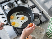 Sempre que eu preparava ovos mexidos era uma guerra com a frigideira: ficava tudo grudado! Mas esse truque solucionou os problemas