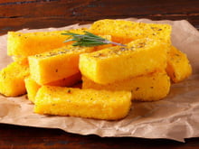 Com 1 xícara de polenta e um pouco de queijo: a receita fácil para preparar um jantar crocante sem fazer massa