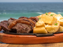 Picanha na chapa com mandioca na manteiga e mussarela