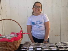 Aos 11 anos, menina troca o dinheiro da festa de 15 anos para ajudar amigo com apenas 7% de percepção de luz, vende 29 mil alfajores e ajuda família a arrecadar mais de R$ 100 mil para o tratamento