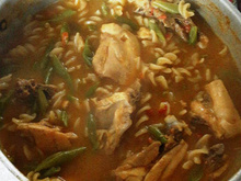 Ensopado de macarrão com vagem e frango