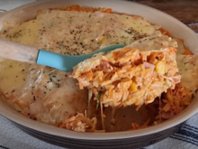 Receita melhor que um abraço apertado: arroz de forno cremoso com frango desfiado (eu ainda boto milho!)