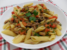 Salada de macarrão com carne fria e ervas