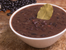 O segredo do feijão perfeito está nesse tempero que quase todo mundo usa sem saber por quê