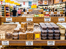 Após decisão da Anvisa, supermercados de todo o país suspendem a venda de cocada, pé-de-moleque, brigadeiro e doce de leite de uma marca