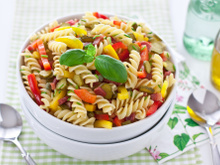 Salada de macarrão e legumes: uma combinação leve, saudável e perfeita para o  verão