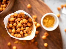 Nem refogado, nem na salada: esse snack de grão-de-bico feito na airfryer é minha receita favorita para evitar os salgadinhos e industrializados