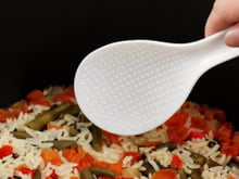 Quase ninguém percebe, mas os pontinhos da colher de arroz têm uma função muito útil na cozinha