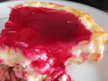 Torta de requeijão com cobertura de groselha