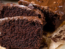Técnica de confeiteira: esse ingrediente gratuito vai deixar o bolo de chocolate fofinho