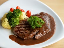 Filé mignon ao molho madeira: confira a receita clássica